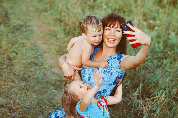 Annem Ormanda Yürürken Kendi Çocuklarının Fotoğraflarını Çekiyor — Stok fotoğraf