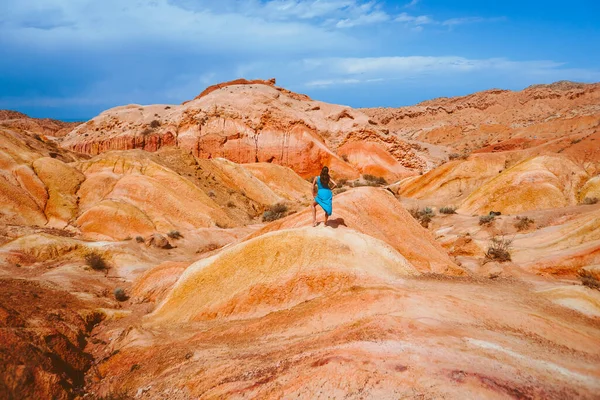 Una Joven Vestido Encuentra Entre Las Montañas Rojas — Foto de Stock