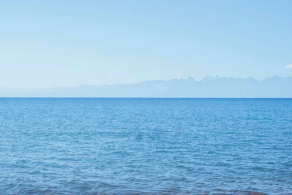 Yaz panoramik deniz ve dağ manzarası