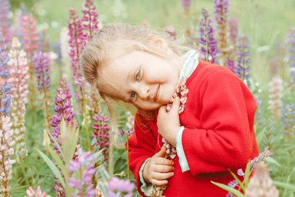 Enfant Heureux Jouant Parmi Herbe Jour Été — Photo