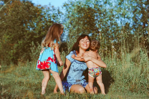 有孩子的妇女在夏季公园里玩得很开心 — 图库照片