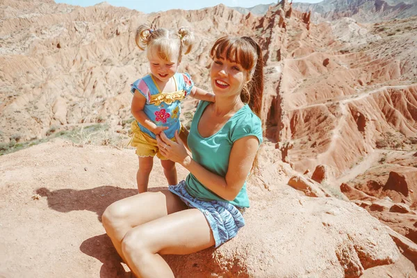 Famiglia Viaggiare Insieme Nel Parco Naturale Foresta Montagne Viaggiatore Madre — Foto Stock