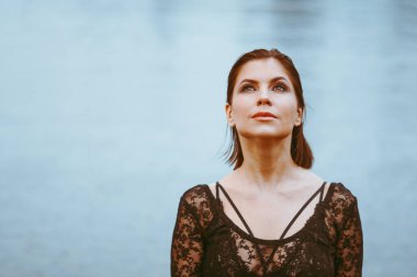 Kameraya bakan güzel esmer bir kadının açık hava portresi..