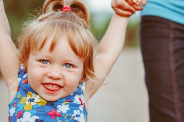 Ebeveynler el ele tutuşan çocukla yürürler çocuk güler