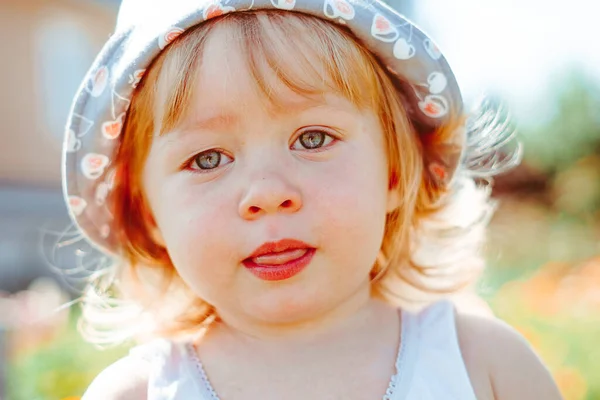 Счастливая Маленькая Девочка Панаме Солнечном Парке — стоковое фото