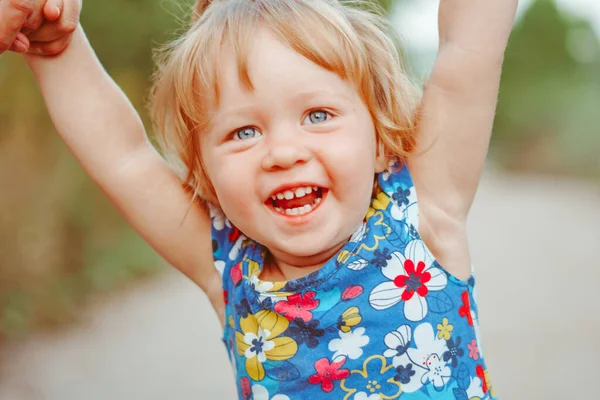 Padres Caminar Con Niño Cogido Mano Niño Risas — Foto de Stock