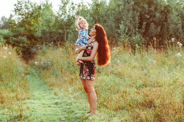 Schattige Baby Haar Moeders Armen Buiten Portret Happy Mam Baby — Stockfoto