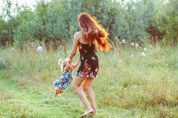 Mãe Alegre Girando Torção Fazendo Círculo Com Sua Filha Pequena — Fotografia de Stock