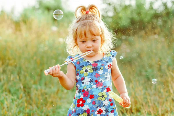 Menina Soprando Bolhas Sabão — Fotografia de Stock