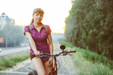 Kırsal bir yolda bisiklet sürmek