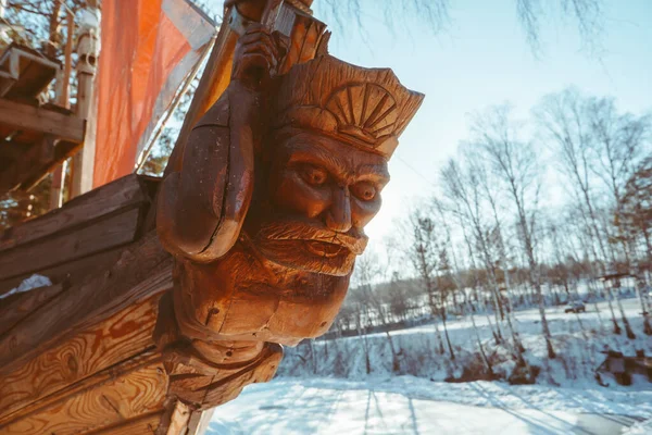 Holzfigur Eines Bärtigen Mannes Auf Dem Bug Des Schiffes — Stockfoto