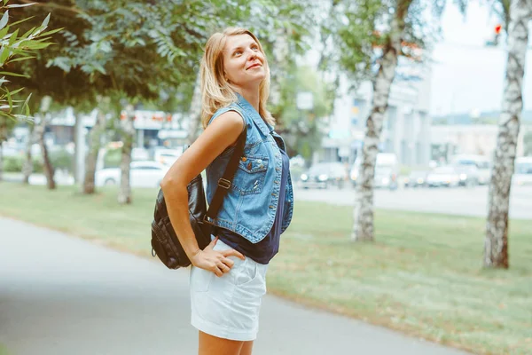 Bella Giovane Donna Che Cammina Parco Estate — Foto Stock