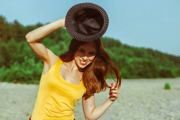 Dívka v klobouku a košili při západu slunce — Stock fotografie