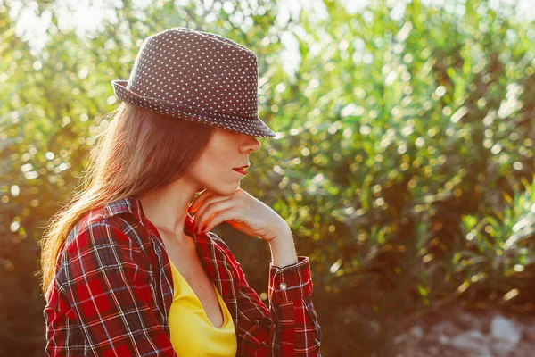 Chica en sombrero y camisa al atardecer — Foto de Stock