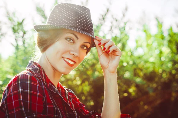 Dívka v klobouku a košili při západu slunce — Stock fotografie