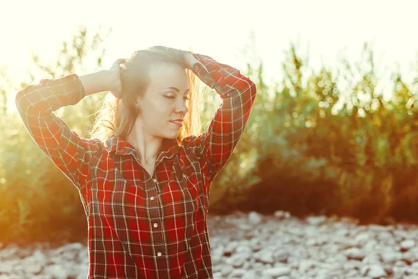 Schönes Mädchen im Hemd an einem sonnigen Tag — Stockfoto