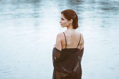 Güzel kız nehirde duruyor