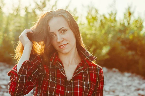 Mooi meisje in een shirt in een zonnige dag — Stockfoto