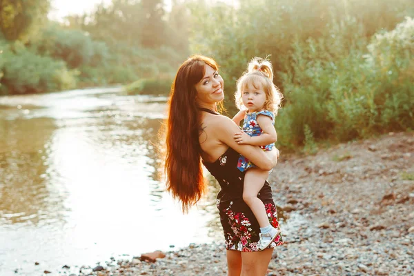 Carino Bambino Tra Braccia Sua Madre All Aperto Ritratto Felice — Foto Stock