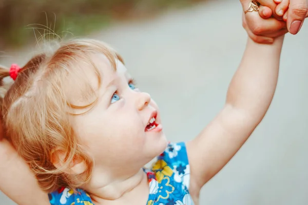 Genitori Camminano Con Bambino Che Tiene Mano Bambino Ride — Foto Stock