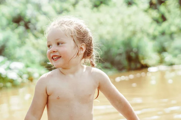 Enfant Jouant Dans Rivière Courant Sur Eau — Photo