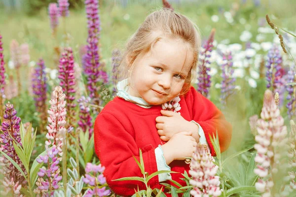 Criança Feliz Brincando Entre Grama Dia Verão — Fotografia de Stock