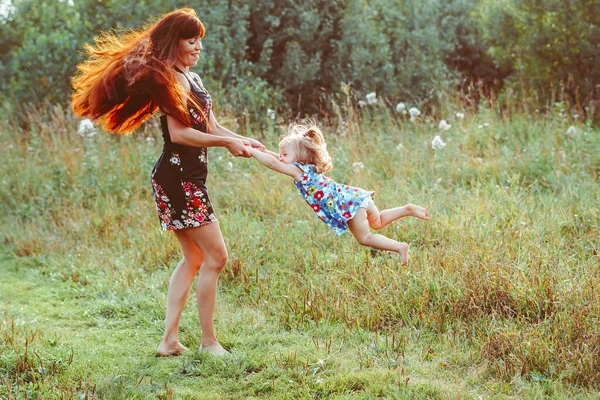 Vrolijke Moeder Draaien Draaien Draaien Draaien Cirkel Met Haar Kleine — Stockfoto