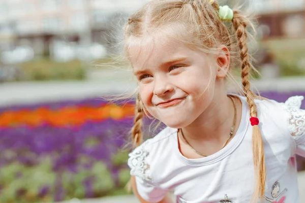 Menina engraçada jogando no parque — Fotografia de Stock