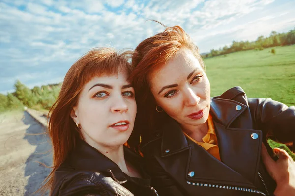 Dvě Krásné Dívky Selfie Svém Telefonu — Stock fotografie