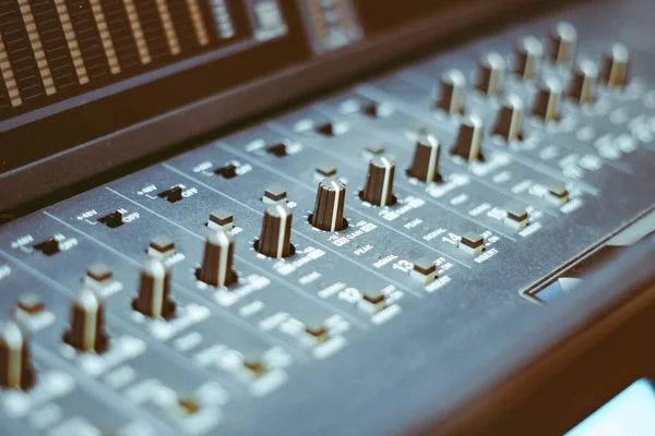 Urządzenia Guzików Sterowania Mikserem Dźwięku Studio Muzyczne — Zdjęcie stockowe