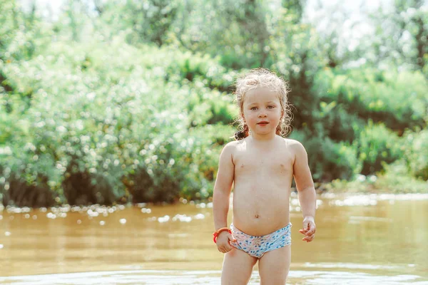 Enfant Jouant Dans Rivière Courant Sur Eau — Photo