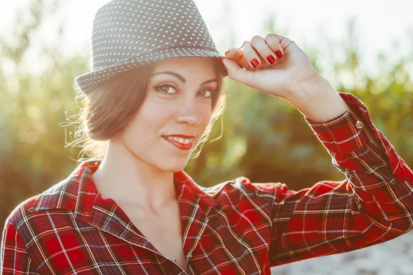 Joven Hermosa Chica Sombrero Camisa Sol Atardecer — Foto de Stock