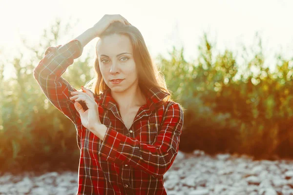 Bella Ragazza Camicia Giornata Sole Sfondo Erba Verde — Foto Stock