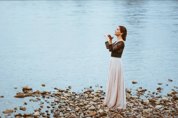 Piękna Dziewczyna Sukience Nad Rzeką Pochmurną Pogodę — Zdjęcie stockowe
