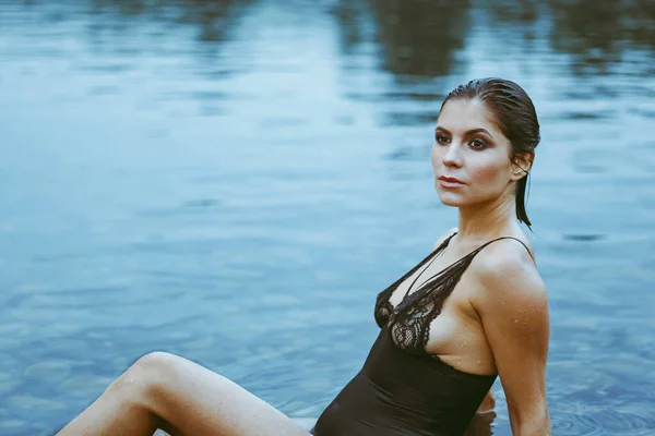 Mulher Banheira Com Apenas Rosto Acima Água Uma Expressão Serena — Fotografia de Stock
