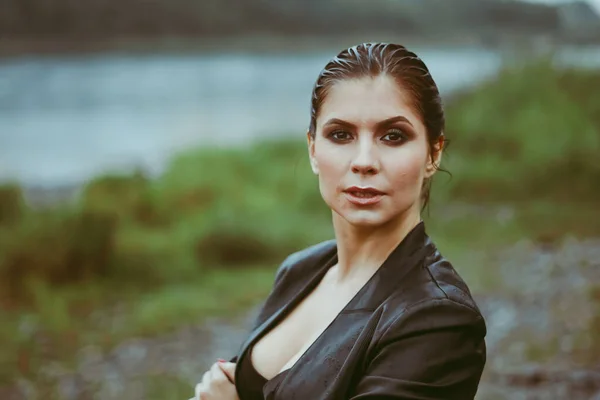 Mulher Jaqueta Couro Com Cabelo Molhado Noite Junto Rio — Fotografia de Stock