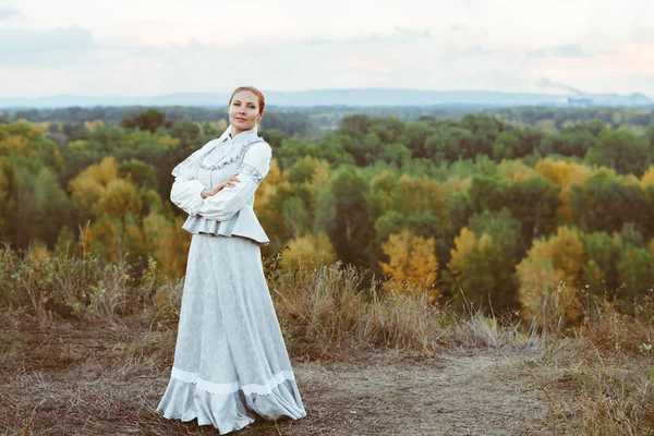 Schönes Mädchen Einem Alten Kleid Auf Einer Grünen Lichtung — Stockfoto