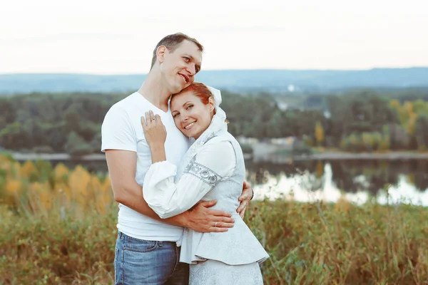 Guy Girl Kiss Spring Field — Stock Photo, Image