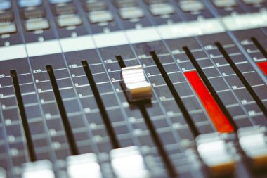 Ses karıştırıcı kontrolü için düğme ekipmanı. Müzik Stüdyosu