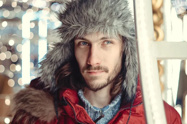 Tipo Sombrero Calle Invierno Contra Fondo Las Guirnaldas Luces — Foto de Stock