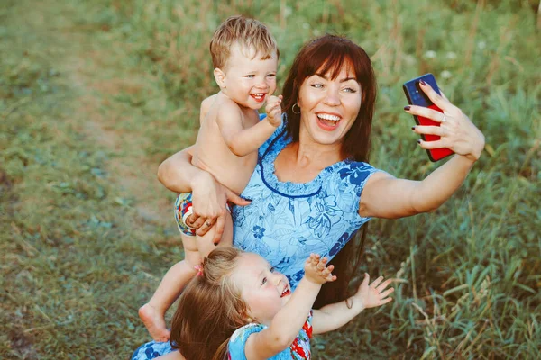 Annem Ormanda Yürürken Kendi Çocuklarının Fotoğraflarını Çekiyor — Stok fotoğraf