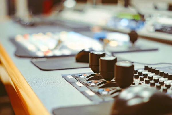 Telecommunicatie Controller Machine Man Hand Bewerken Aanpassen Van Kleur Digitale — Stockfoto