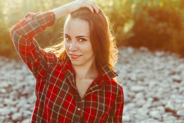 Güneşli bir günde yeşil çimlerin üzerinde güzel bir kız.