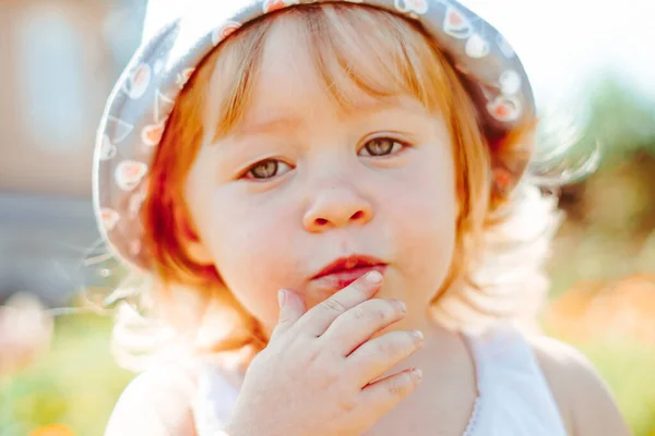 Menina Comendo Groselhas Jardim Verão — Fotografia de Stock