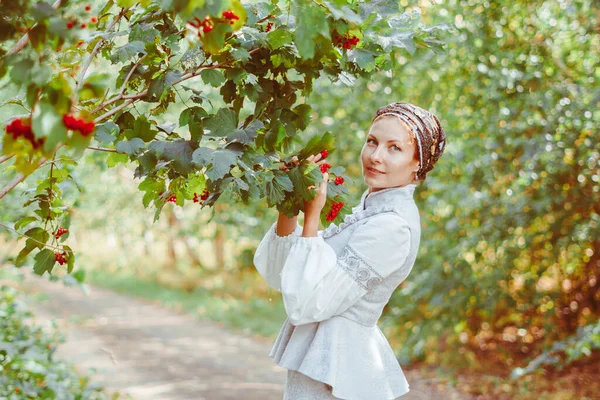 Krásná Dívka Starožitných Šatech Stojí Vedle Stromu — Stock fotografie