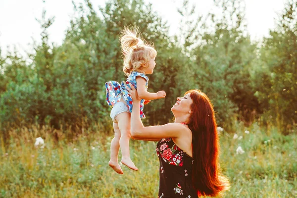 Anne Kızını Kucağına Alıp Gülüyor — Stok fotoğraf