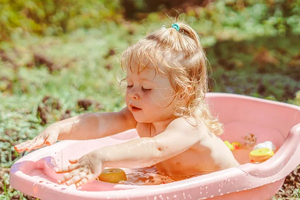 Счастливый Ребенок Принимает Ванну Открытом Воздухе Саду — стоковое фото