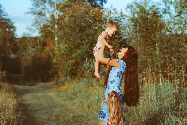 Mother Holds Child Her Arms Standing Next River — Stock Photo, Image