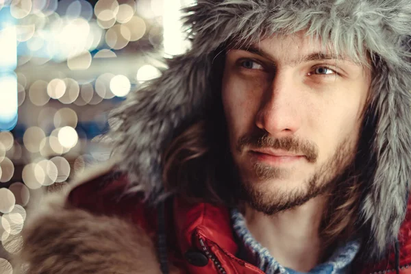 Een Man Met Een Hoed Straat Winter Tegen Achtergrond Van — Stockfoto