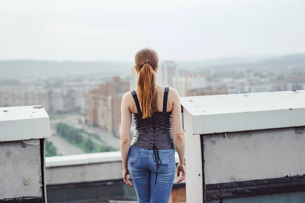 Una Bella Ragazza Corsetto Erge Sul Tetto Una Casa Alta — Foto Stock